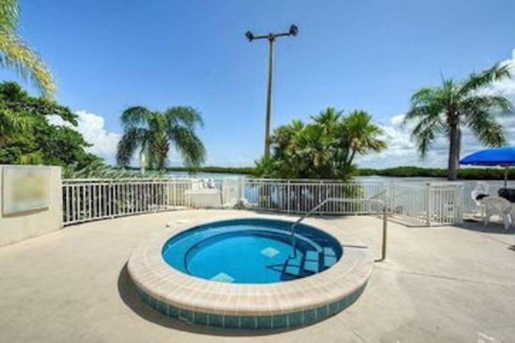 Sea Breeze, Studio 510, Beach Steps Away!+Pool+Wifi Ruskin Ngoại thất bức ảnh